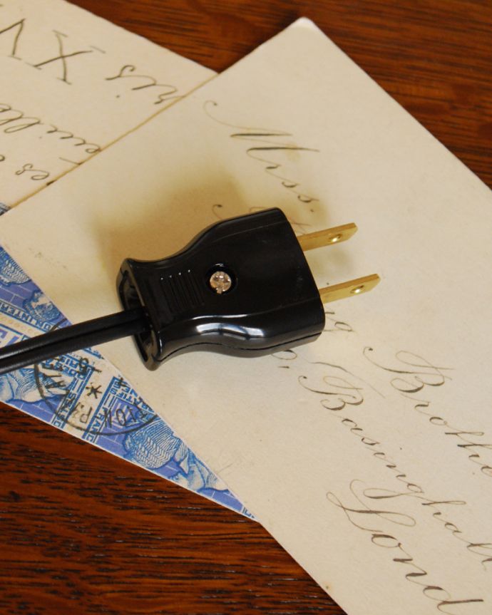 スタンドライト　照明・ライティング　フランスで出会った美しいテーブルランプ、ガラスシェード付き（Ｅ17シャンデリア球付）。黒い色のコンセントです。(j-129-z)