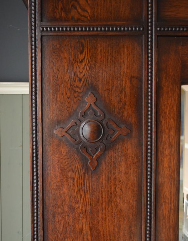 アンティークのキャビネット　アンティーク家具　たっぷりお片付けできるアンティーク家具、ミラー付きのワードローブ。扉には上品で美しい彫があります。(j-1295-f)