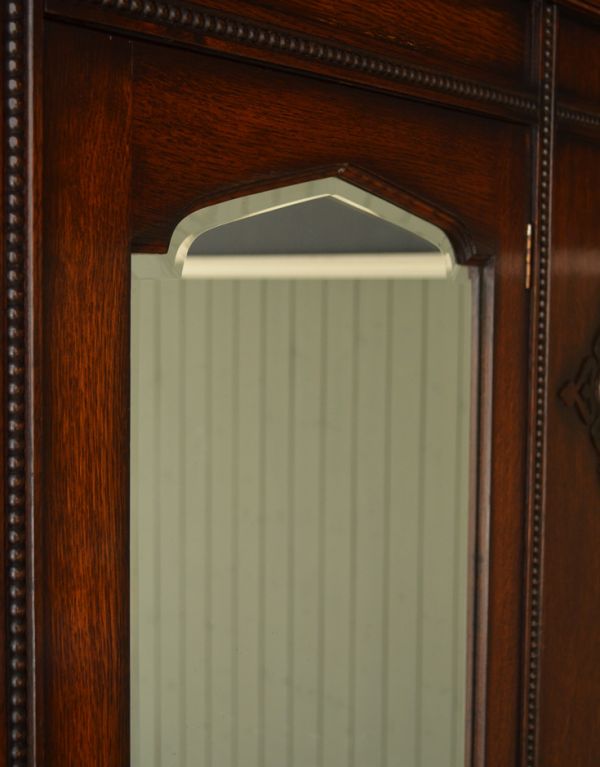 アンティークのキャビネット　アンティーク家具　たっぷりお片付けできるアンティーク家具、ミラー付きのワードローブ。大きな鏡はお部屋を広く見せる効果大。(j-1295-f)