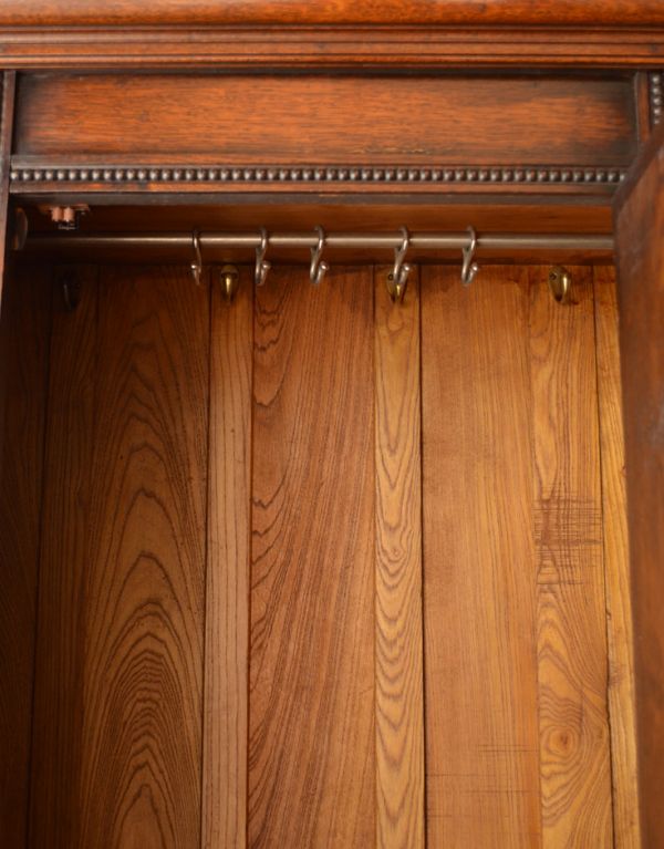 アンティークのキャビネット　アンティーク家具　たっぷりお片付けできるアンティーク家具、ミラー付きのワードローブ。フックは、背板に４つ。(j-1295-f)