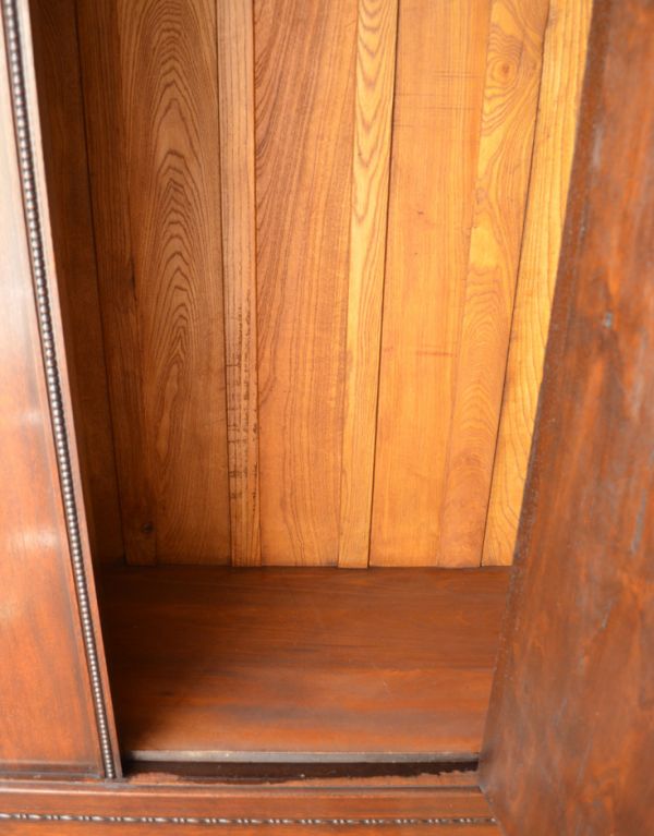 アンティークのキャビネット　アンティーク家具　たっぷりお片付けできるアンティーク家具、ミラー付きのワードローブ。扉の中もボディと同じ色味で仕上がっています。(j-1295-f)