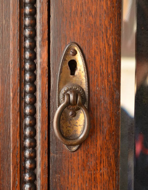 アンティークのキャビネット　アンティーク家具　たっぷりお片付けできるアンティーク家具、ミラー付きのワードローブ。重厚感のあるリングタイプの取っ手です。(j-1295-f)