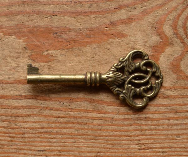 アンティークのキャビネット　アンティーク家具　たっぷりお片付けできるアンティーク家具、ミラー付きのワードローブ。アンティークの鍵付きです。(j-1295-f)