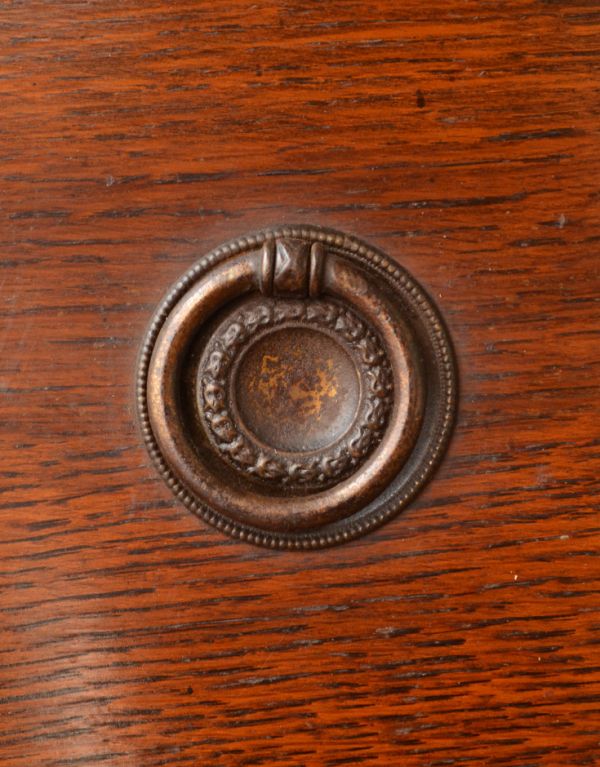 アンティークのキャビネット　アンティーク家具　たっぷりお片付けできるアンティーク家具、ミラー付きのワードローブ。これは、引き出しの取っ手です。(j-1295-f)