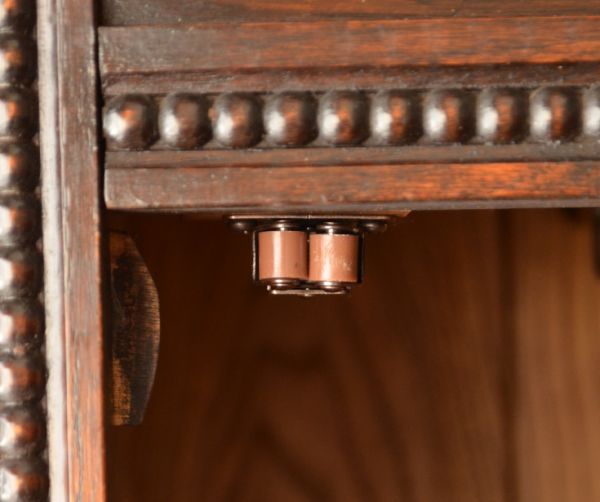 アンティークのキャビネット　アンティーク家具　たっぷりお片付けできるアンティーク家具、ミラー付きのワードローブ。ローラーキャッチャーが付いているので開け閉めはスムーズです。(j-1295-f)