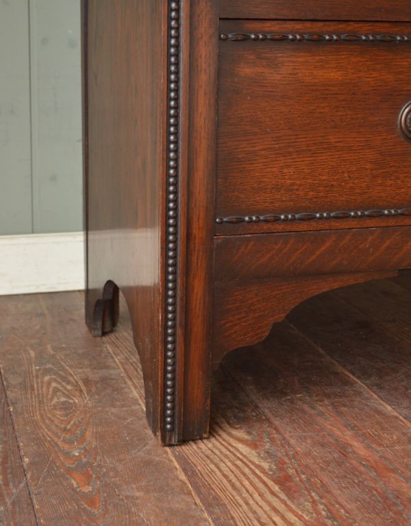 アンティークのキャビネット　アンティーク家具　たっぷりお片付けできるアンティーク家具、ミラー付きのワードローブ。安定感のある脚がしっかり支えます。(j-1295-f)