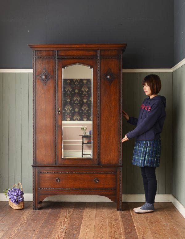 アンティークのキャビネット　アンティーク家具　たっぷりお片付けできるアンティーク家具、ミラー付きのワードローブ。まず目を惹くのが扉に入った大きなミラー。(j-1295-f)