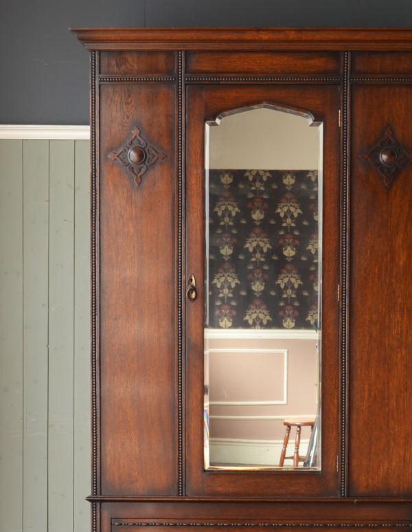 アンティークのキャビネット　アンティーク家具　たっぷりお片付けできるアンティーク家具、ミラー付きのワードローブ。上品で美しい彫が所々に施されています。(j-1295-f)