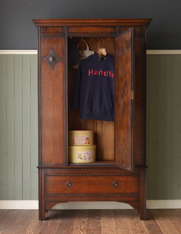 アンティークのキャビネット　アンティーク家具　たっぷりお片付けできるアンティーク家具、ミラー付きのワードローブ。お気に入りのお洋服や帽子を、た〜っぷり収納できるとっても便利なワードローブ。(j-1295-f)