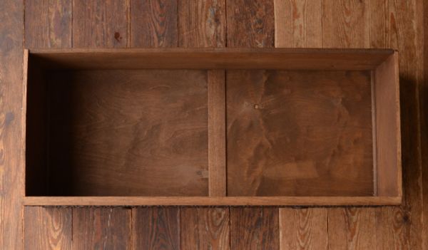 アンティークのキャビネット　アンティーク家具　たっぷりお片付けできるアンティーク家具、ミラー付きのワードローブ。下に引き出しがある嬉しいワードローブ。(j-1295-f)