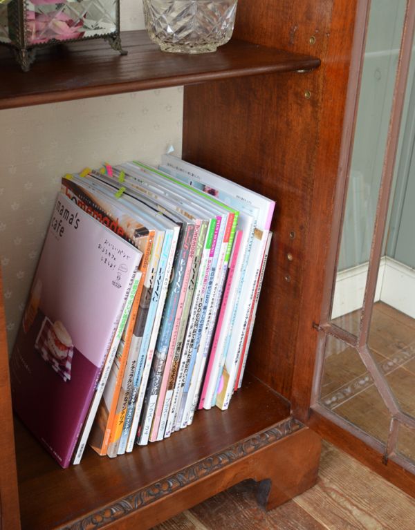 アンティーク家具　アンティークの収納家具、たくさん入るガラスのブックケース（本棚）。キレイに修復してありますので、いろんなものを収納して下さい。(j-1297-f)