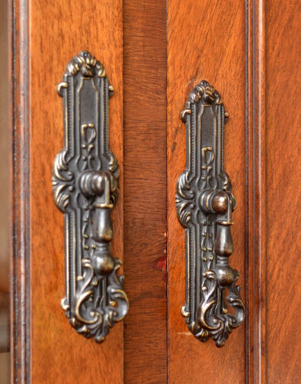 アンティーク家具　アンティークの収納家具、たくさん入るガラスのブックケース（本棚）。アンティークならではの重厚感のある取っ手です。(j-1297-f)