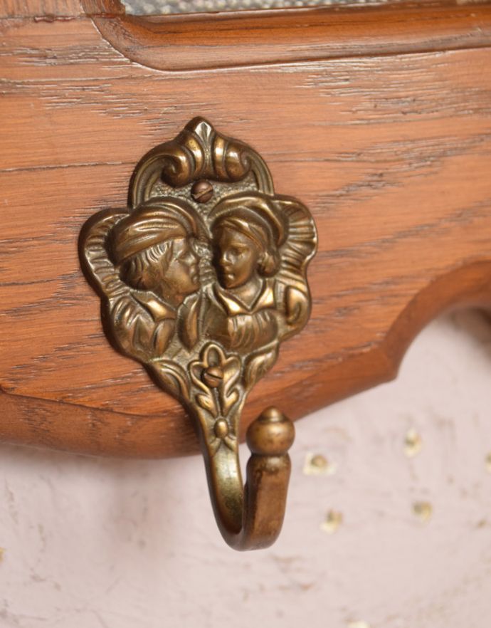 ウォールシェルフ・ウォールハンガー　アンティーク家具　真鍮細工が美しい・・・フランスアンティークのウッドシェルフ。真鍮製のフックが12.5cm間隔で6ヶ所付いています。(j-1301-f-1)