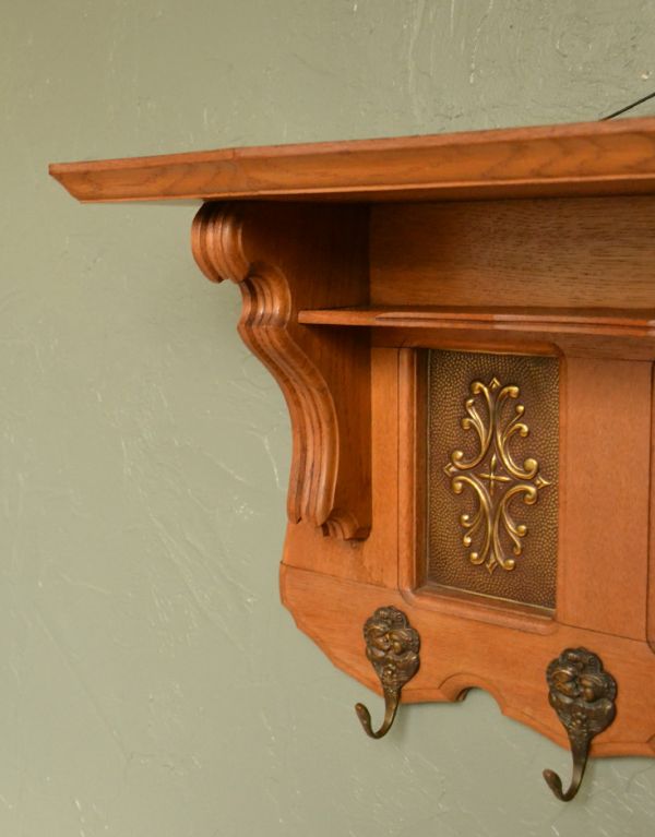 ウォールシェルフ・ウォールハンガー　アンティーク家具　アンティークの壁付け家具、フランスのおしゃれなウォールハンガー。優雅な彫りが隅々に施されています。(j-1302-f)