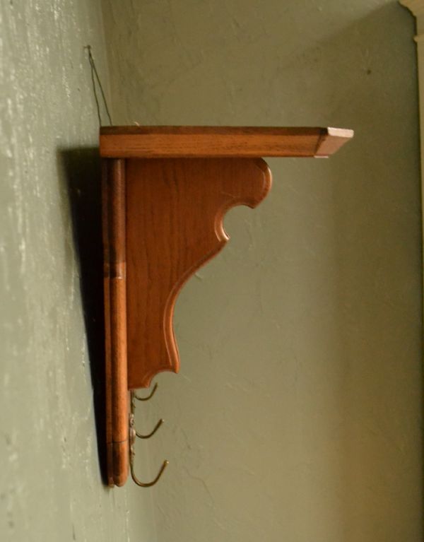 ウォールシェルフ・ウォールハンガー　アンティーク家具　アンティークの壁付け家具、フランスのおしゃれなウォールハンガー。横から見ても美しいデザインです。(j-1302-f)