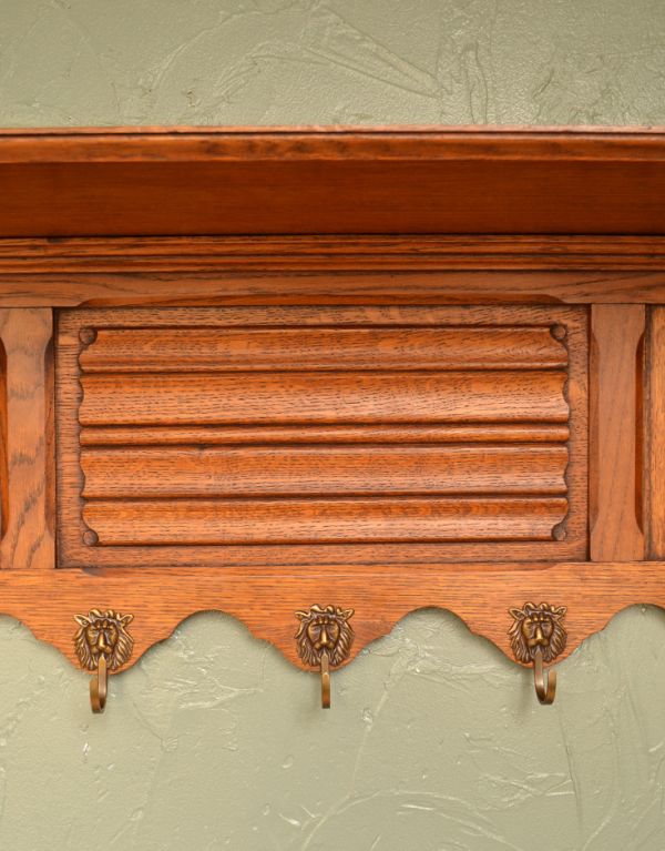 ウォールシェルフ・ウォールハンガー アンティーク家具 壁に付けて使うアンティーク家具、フック付きのウォールシェルフ。優雅な彫りが隅々に施されています。(j-1305-f)