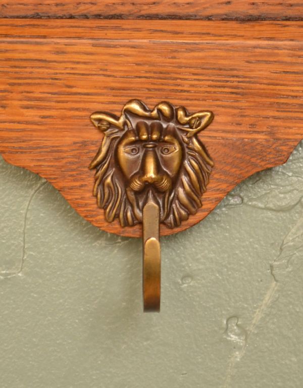 ウォールシェルフ・ウォールハンガー アンティーク家具 壁に付けて使うアンティーク家具、フック付きのウォールシェルフ。真鍮製のフックが付いています。(j-1305-f)