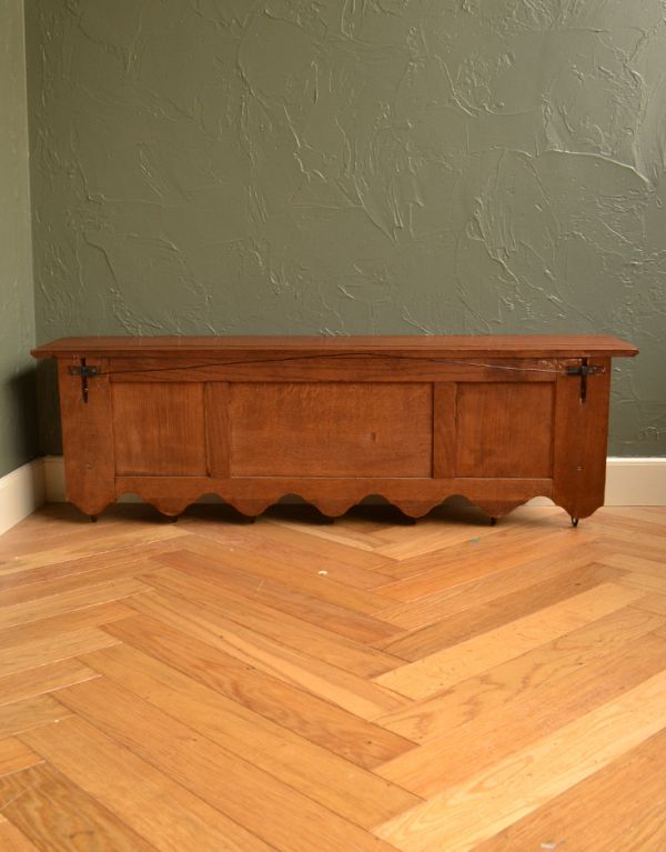 ウォールシェルフ・ウォールハンガー アンティーク家具 壁に付けて使うアンティーク家具、フック付きのウォールシェルフ。専門の職人によってお直ししていますが、アンティークは新品ではありません。(j-1305-f)