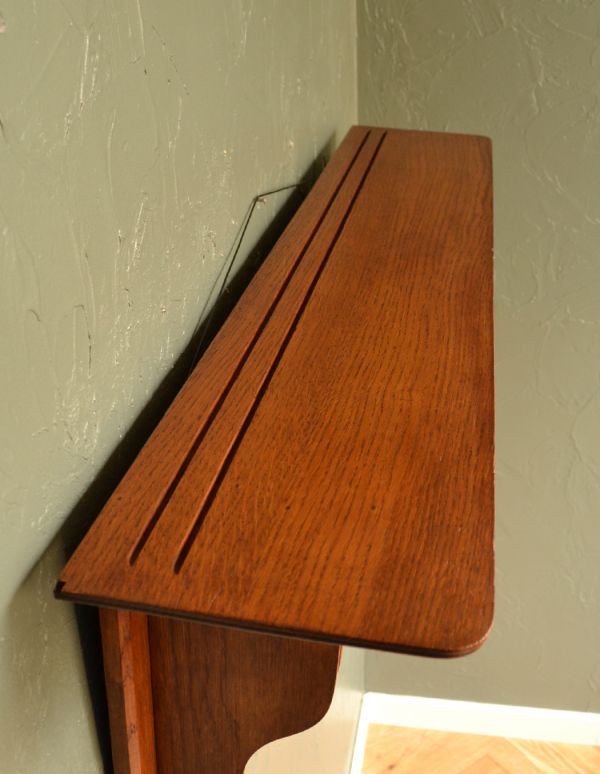 ウォールシェルフ・ウォールハンガー アンティーク家具 壁に付けて使うアンティーク家具、フック付きのウォールシェルフ。たっぷりとディスプレイができる天板です。(j-1305-f)