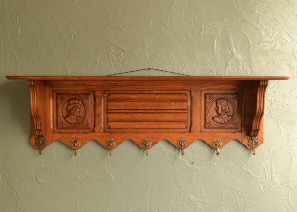 ウォールシェルフ・ウォールハンガー アンティーク家具 壁に付けて使うアンティーク家具、フック付きのウォールシェルフ。木製で存在感のある本格的なインテリアです。(j-1305-f)