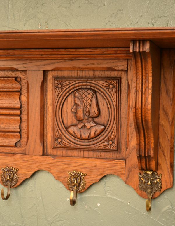 ウォールシェルフ・ウォールハンガー アンティーク家具 壁に付けて使うアンティーク家具、フック付きのウォールシェルフ。どこから見ても丁寧に彫りの装飾が施してあります。(j-1305-f)