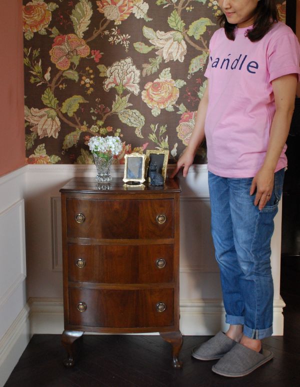 アンティークのチェスト アンティーク家具 どこでも使えるサイズのアンティーク家具、英国デザインのチェスト。とっても可愛いチェスト。(j-1306-f)