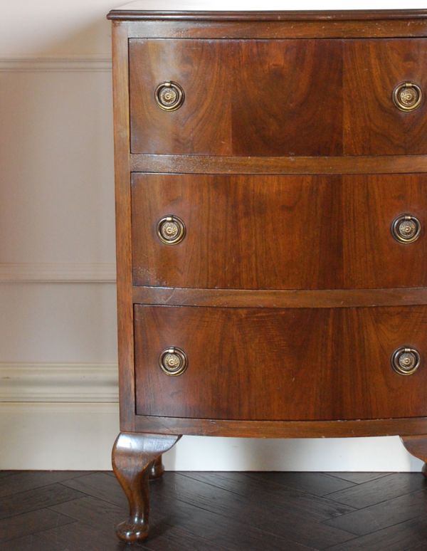 アンティークのチェスト アンティーク家具 どこでも使えるサイズのアンティーク家具、英国デザインのチェスト。とても美しいウォルナットの木目です。(j-1306-f)