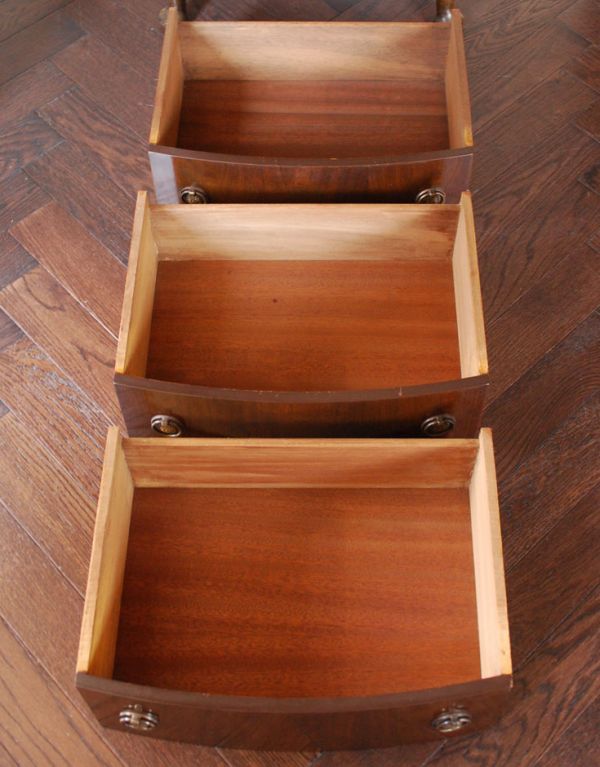 アンティークのチェスト アンティーク家具 どこでも使えるサイズのアンティーク家具、英国デザインのチェスト。引き出しは3杯。(j-1306-f)