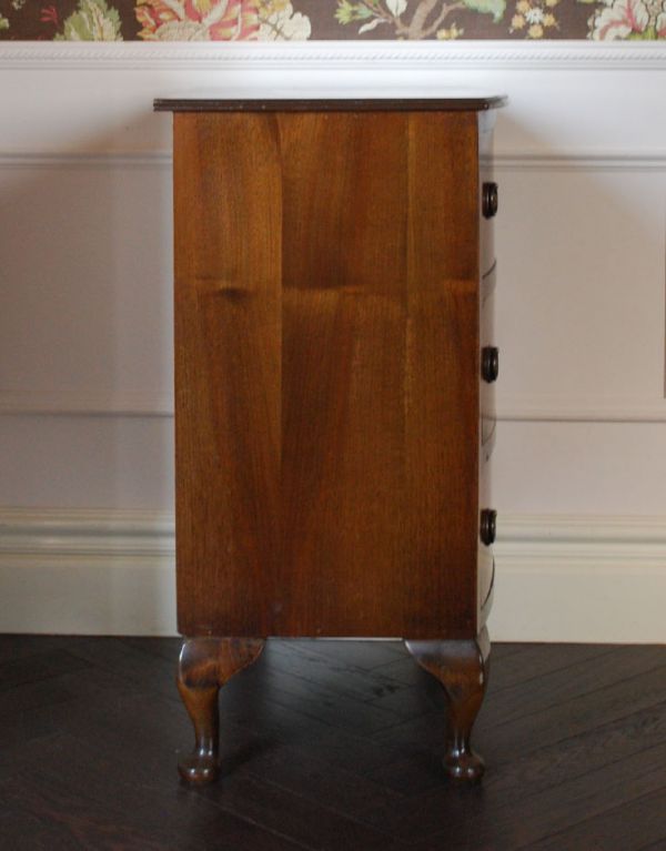 アンティークのチェスト アンティーク家具 どこでも使えるサイズのアンティーク家具、英国デザインのチェスト。サイドから見ても絵になります。(j-1306-f)