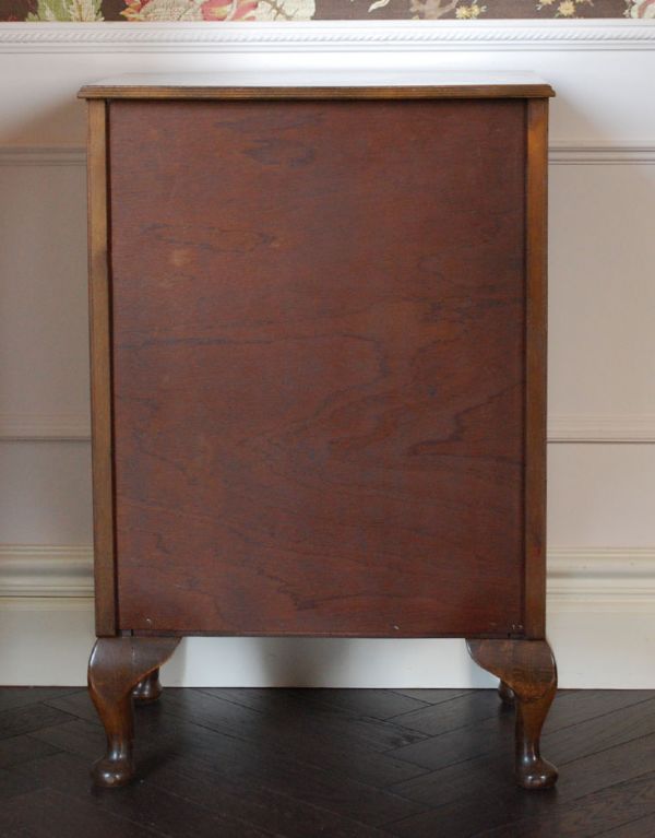 アンティークのチェスト アンティーク家具 どこでも使えるサイズのアンティーク家具、英国デザインのチェスト。裏側もキチンと仕上げているので、キレイな状態です。(j-1306-f)