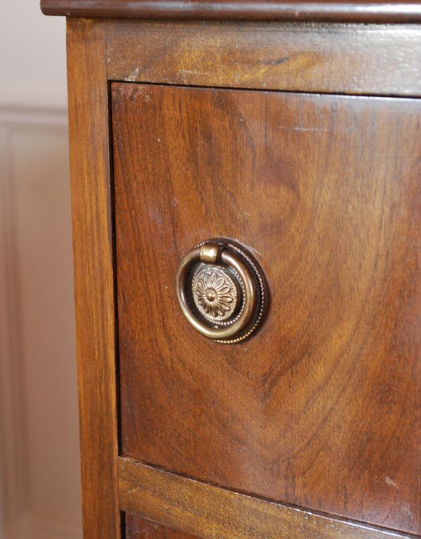 アンティークのチェスト アンティーク家具 どこでも使えるサイズのアンティーク家具、英国デザインのチェスト。アンティークならではの重厚感のある取っ手です。(j-1306-f)
