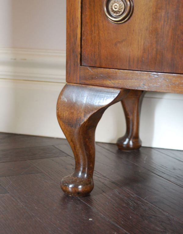 アンティークのチェスト アンティーク家具 どこでも使えるサイズのアンティーク家具、英国デザインのチェスト。上品なラインの脚がしっかりとキャビネットを支えます。(j-1306-f)