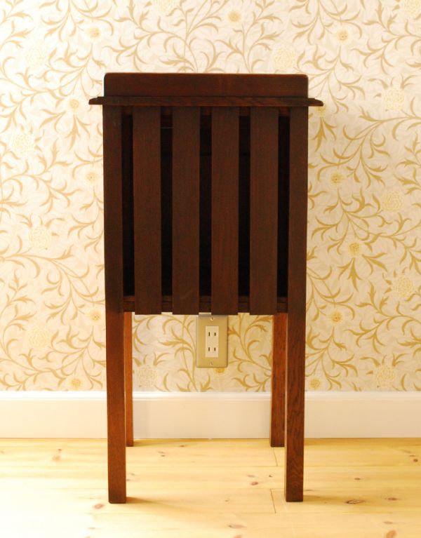 アンティークのキャビネット　アンティーク家具　シックな雰囲気のアンティーク家具、英国デザインのナイトテーブル。キチンとメンテナンスをしているので、裏もキレイな状態です。(j-1308-f)