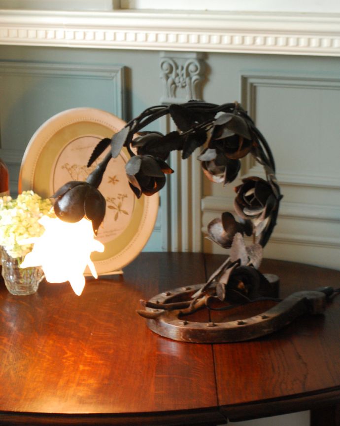 スタンドライト　照明・ライティング　ローズがたっぷり付いたエレガントなアンティークテーブルランプ、ガラスシェード付き（Ｅ17丸球付）。隅々までこだわったデザインなのでどこから見ても楽しめます。(j-131-z)