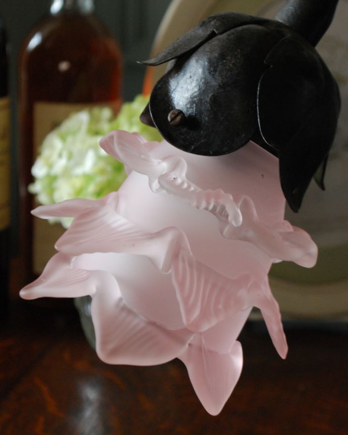 スタンドライト　照明・ライティング　ローズがたっぷり付いたエレガントなアンティークテーブルランプ、ガラスシェード付き（Ｅ17丸球付）。花びらのフリルが明かりを点けるとよりキレイに灯ります。(j-131-z)