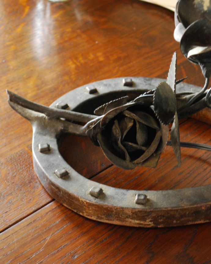 スタンドライト　照明・ライティング　ローズがたっぷり付いたエレガントなアンティークテーブルランプ、ガラスシェード付き（Ｅ17丸球付）。土台のデザインまでこだわって作られたスタンドです。(j-131-z)