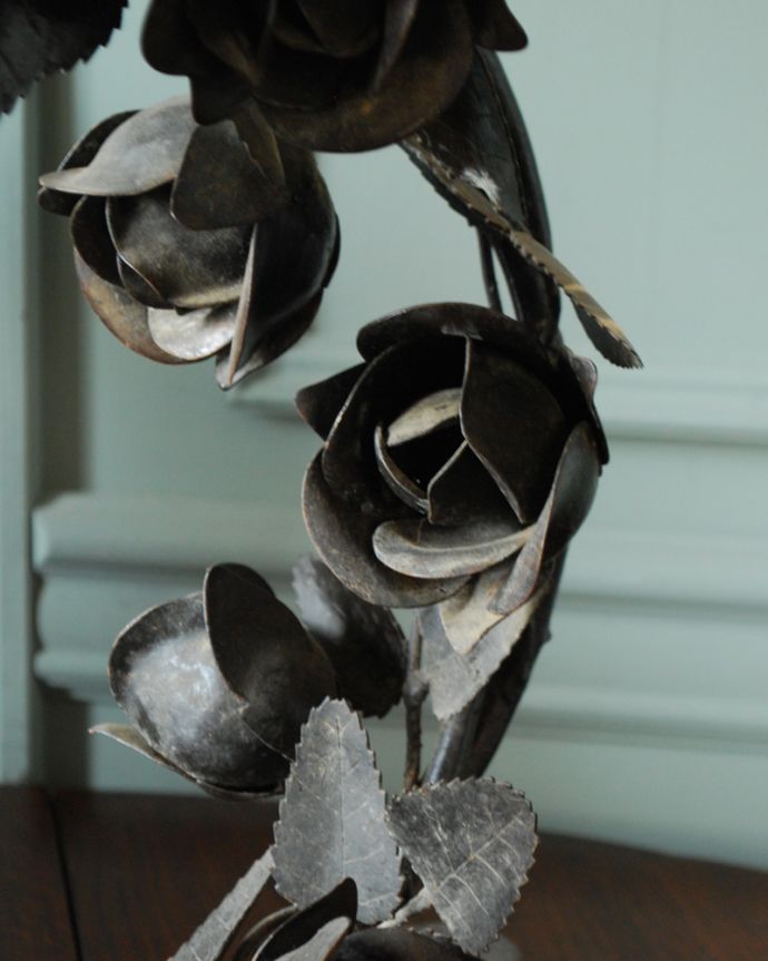 スタンドライト　照明・ライティング　ローズがたっぷり付いたエレガントなアンティークテーブルランプ、ガラスシェード付き（Ｅ17丸球付）。たくさんの薔薇が咲いて、とっても華やかなデザインです。(j-131-z)