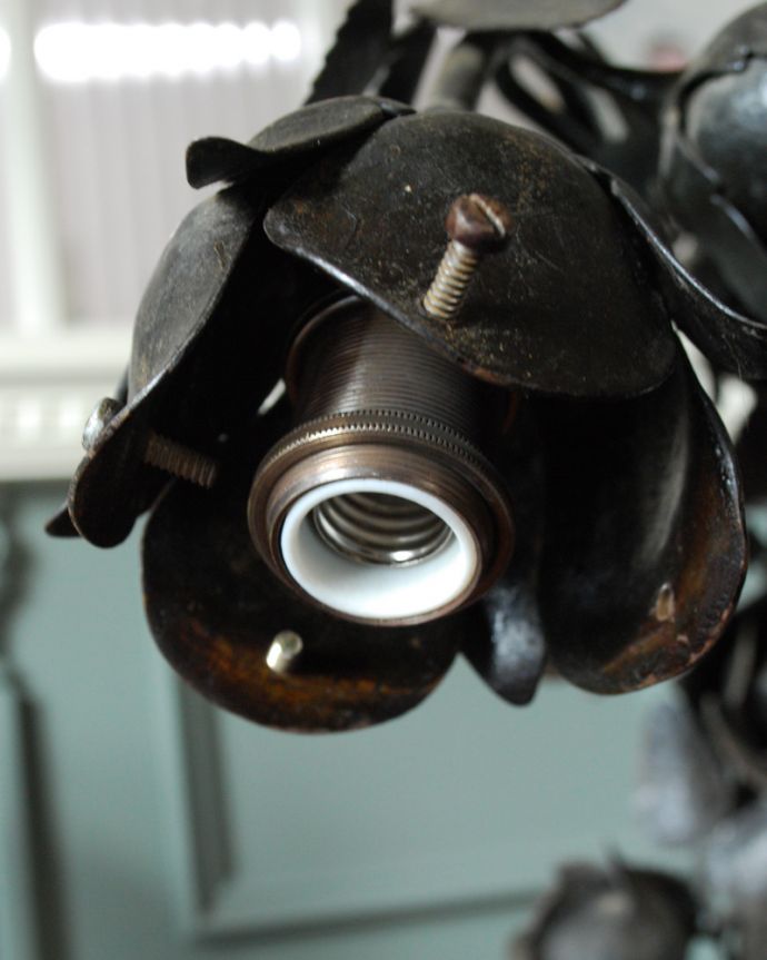 スタンドライト　照明・ライティング　ローズがたっぷり付いたエレガントなアンティークテーブルランプ、ガラスシェード付き（Ｅ17丸球付）。しっかりオーバーホウルをしたので、ご安心下さい。(j-131-z)