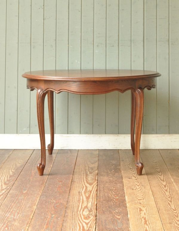 ロイドテーブル　アンティーク家具　フランスからの豪華なアンティーク家具、丸い天板のコーヒーテーブル。優雅な曲線の幕板です。(j-1311-f)