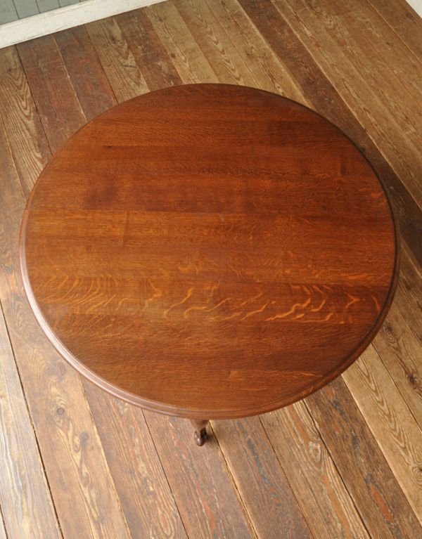 ロイドテーブル　アンティーク家具　フランスからの豪華なアンティーク家具、丸い天板のコーヒーテーブル。落ち着きのある茶色です。(j-1311-f)
