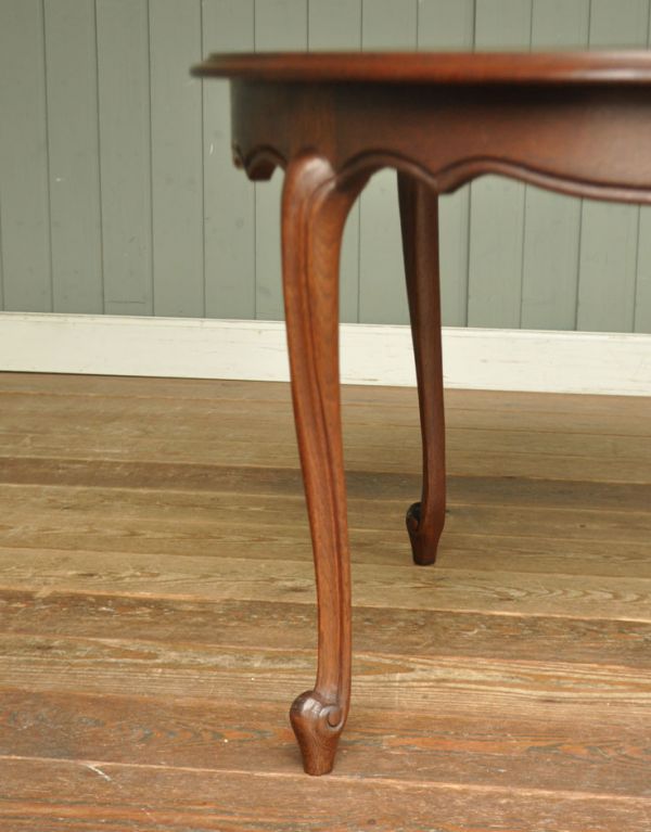 ロイドテーブル　アンティーク家具　フランスからの豪華なアンティーク家具、丸い天板のコーヒーテーブル。脚にもキレイな装飾があります。(j-1311-f)