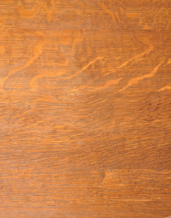 ロイドテーブル　アンティーク家具　フランスからの豪華なアンティーク家具、丸い天板のコーヒーテーブル。木目もキレイです。(j-1311-f)