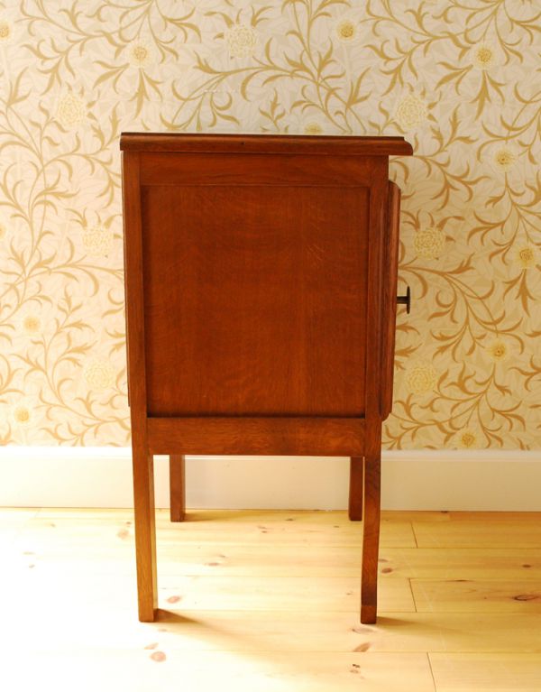 アンティーク家具　フランスの小さなアンティーク家具、扉収納のナイトテーブル。どこから見ても絵になる美しさです。(j-1312-f)