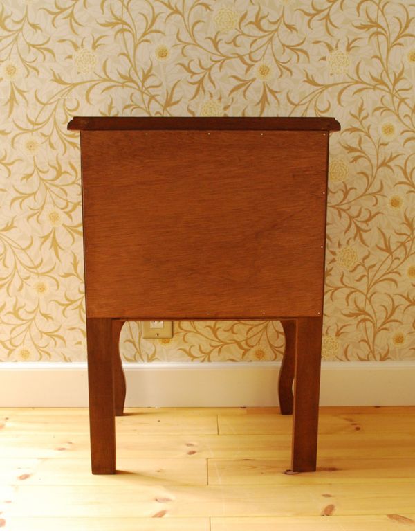 アンティーク家具　フランスの小さなアンティーク家具、扉収納のナイトテーブル。専門の職人によってお直ししていますが、アンティークは新品ではありません。(j-1312-f)