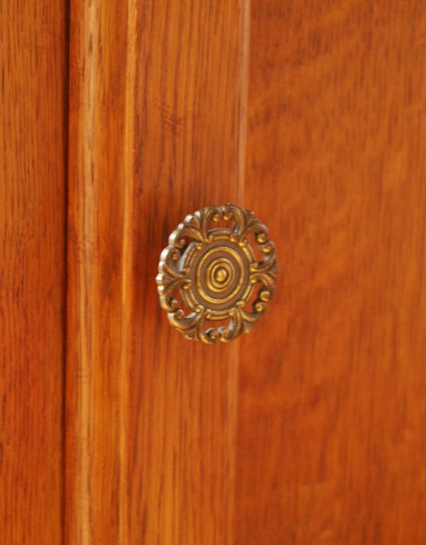 アンティーク家具　フランスの小さなアンティーク家具、扉収納のナイトテーブル。取っ手はお花のような素敵なデザインです。(j-1312-f)