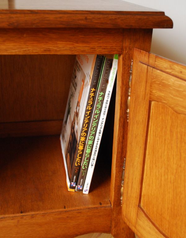 アンティーク家具　フランスの小さなアンティーク家具、扉収納のナイトテーブル。本やティッシュボックス、常備薬などを収納するのに便利です。(j-1312-f)