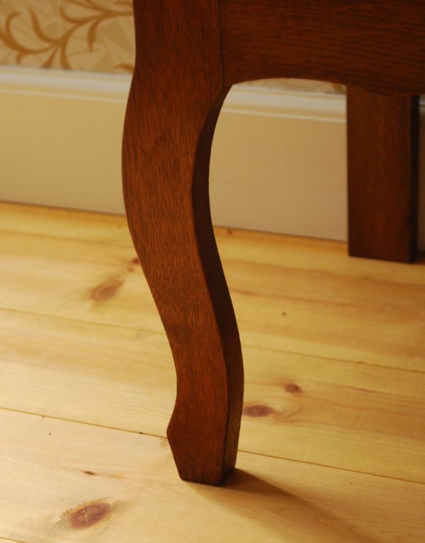 アンティーク家具　フランスの小さなアンティーク家具、扉収納のナイトテーブル。上品で美しい猫脚です。(j-1312-f)