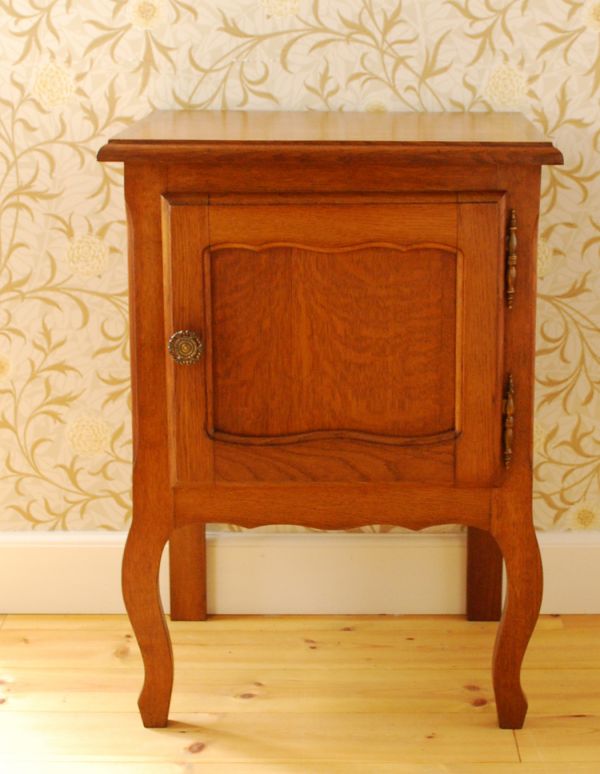 アンティーク家具　フランスの小さなアンティーク家具、扉収納のナイトテーブル。きちんとメンテナンスをしてお届けしますのでご安心くださいね。(j-1312-f)