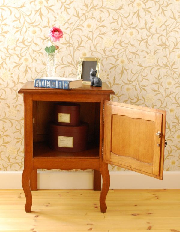 アンティーク家具　フランスの小さなアンティーク家具、扉収納のナイトテーブル。内側もキレイに修復してありますので、いろんなものを収納して下さい。(j-1312-f)