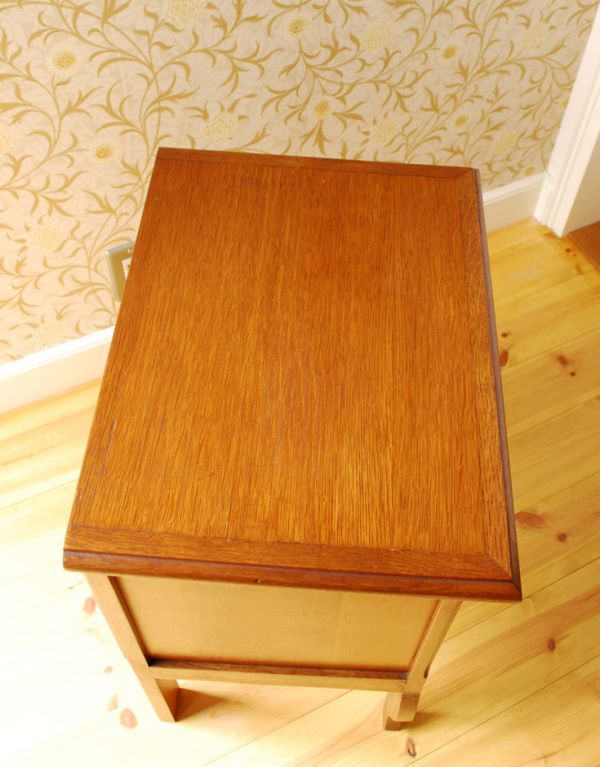 アンティーク家具　フランスの小さなアンティーク家具、扉収納のナイトテーブル。天板もピカピカにお直ししてあります。(j-1312-f)